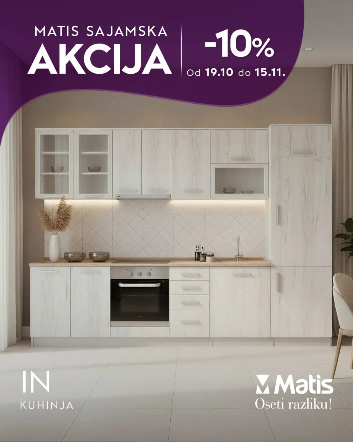 MATIS IN kuhinja na sajamskoj akciji – svetli frontovi sa dekorom drveta, zastakljeni ormarići i ugradna rerna, popust 10%